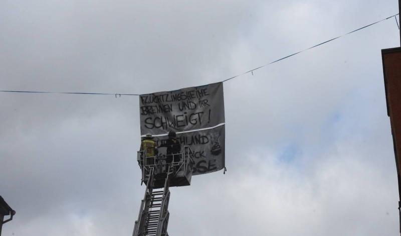 Weil es dort schon in der Vergangenheit vermehrt zu Ausschreitungen und Übergriffen auf Polizisten gekommen war, wurde der Einsatz großräumig abgesichert – auch wenn eigentlich nur ein Plakat entfernt wurde (Foto: spreepicture) Weil es dort schon in der Vergangenheit vermehrt zu Ausschreitungen und Übergriffen auf Polizisten gekommen war, wurde der Einsatz großräumig abgesichert – auch wenn eigentlich nur ein Plakat entfernt wurde (Foto: spreepicture)