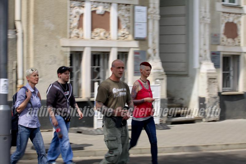 Die "Jugend im Sturm"?: Anmelder Peer Koss mit seiner Frau Franziska auf dem Weg zum Auftaktort ihrer Demonstration. Direkt dahinter: NPDlerin Manuela Kokott aus Markgrafpieske. (Foto: pressedienst frankfurt (oder)) Die "Jugend im Sturm"?: Anmelder Peer Koss mit seiner Frau Franziska auf dem Weg zum Auftaktort ihrer Demonstration. Direkt dahinter: NPDlerin Manuela Kokott aus Markgrafpieske. (Foto: pressedienst frankfurt (oder))