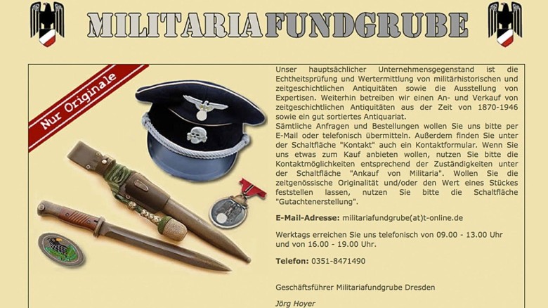 Jörg Hoyer hat früher selbst einen schwunghaften Handel mit NS-Devotionalien betrieben. Auf seiner Internetseite bot er damals Schriften wie Hitlers „Mein Kampf“ (ab 100 Euro) SS-Koppelschlösser sowie Orden und Auszeichnungen 1933–1945 (ab 45 Euro) feil Jörg Hoyer hat früher selbst einen schwunghaften Handel mit NS-Devotionalien betrieben. Auf seiner Internetseite bot er damals Schriften wie Hitlers „Mein Kampf“ (ab 100 Euro) SS-Koppelschlösser sowie Orden und Auszeichnungen 1933–1945 (ab 45 Euro) feil