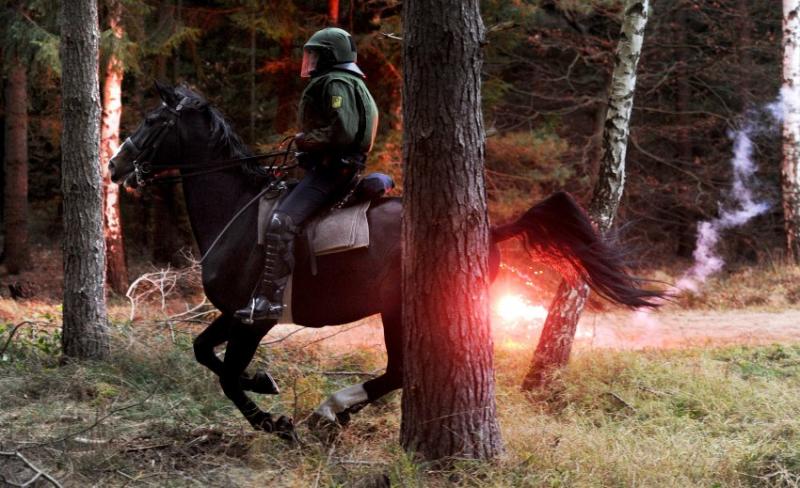 Die Polizei ist beim Castor-Transport mit einem Großaufgebot im Einsatz - die Fehler des vergangenen Jahres sollen sich nicht wiederholen. Die Polizei setzt auf berittene Kräfte - die Atomkraftgegner schießen mit Feuerwerkskörpern. Foto: DPA Die Polizei ist beim Castor-Transport mit einem Großaufgebot im Einsatz - die Fehler des vergangenen Jahres sollen sich nicht wiederholen. Die Polizei setzt auf berittene Kräfte - die Atomkraftgegner schießen mit Feuerwerkskörpern. Foto: DPA