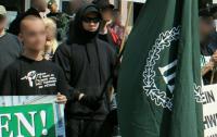 2014-eising mit fahne der nazipartei der dritte weg