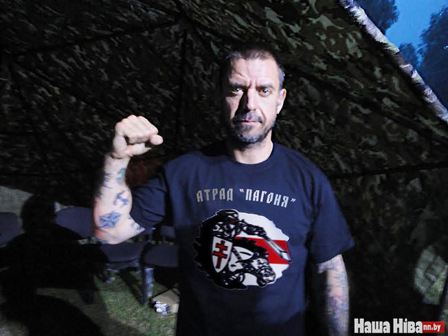 Im August 2015 spielt Brutto auf einem Festival und Michalok läßt es sich nicht nehmen mit dem Shirt einer belorussischen Freiwilligen-Einheit zu posieren, die im Donbass auf Seiten der ukrainischen Regierung kämpft. Im August 2015 spielt Brutto auf einem Festival und Michalok läßt es sich nicht nehmen mit dem Shirt einer belorussischen Freiwilligen-Einheit zu posieren, die im Donbass auf Seiten der ukrainischen Regierung kämpft.