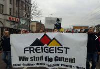 Demonstration in Chemnitz am 19.3.16, Transparent v.l. Mirko Fischer, Marko Nestmann, Sören Nestmann, dahinter Jens Döbel und Peggy Reuschel mit Plakat 2