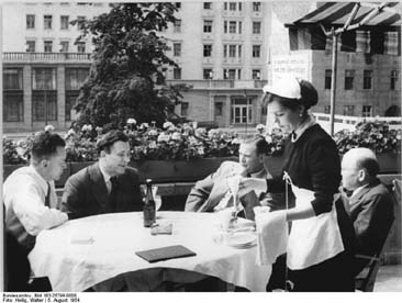 Otto John (dritter von links) 1954 zusammen mit Wilhelm Girnus, dem Staatssekretär für Hoch- und Fachschulwesen, DDR-Chefarchitekt Hermann Henselmann und Staatsrat Erich Correns, dem Präsidenten der Nationalen Front. Otto John (dritter von links) 1954 zusammen mit Wilhelm Girnus, dem Staatssekretär für Hoch- und Fachschulwesen, DDR-Chefarchitekt Hermann Henselmann und Staatsrat Erich Correns, dem Präsidenten der Nationalen Front.