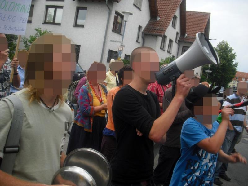 Und wieder Demo: Der junge Mann, der hier die Topfdeckel aneinander schlägt, soll LKA-Beamter sein. Fast ein Jahr lang habe er an die baden-württembergische Polizei berichtet, sagen seine Kommilitonen aus der linke Szene. Und wieder Demo: Der junge Mann, der hier die Topfdeckel aneinander schlägt, soll LKA-Beamter sein. Fast ein Jahr lang habe er an die baden-württembergische Polizei berichtet, sagen seine Kommilitonen aus der linke Szene.